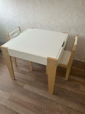 Kindertafeltje met twee stoeltjes, merk Kidsworld.