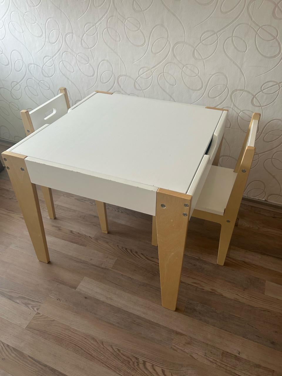 Kindertafeltje met twee stoeltjes, merk Kidsworld.