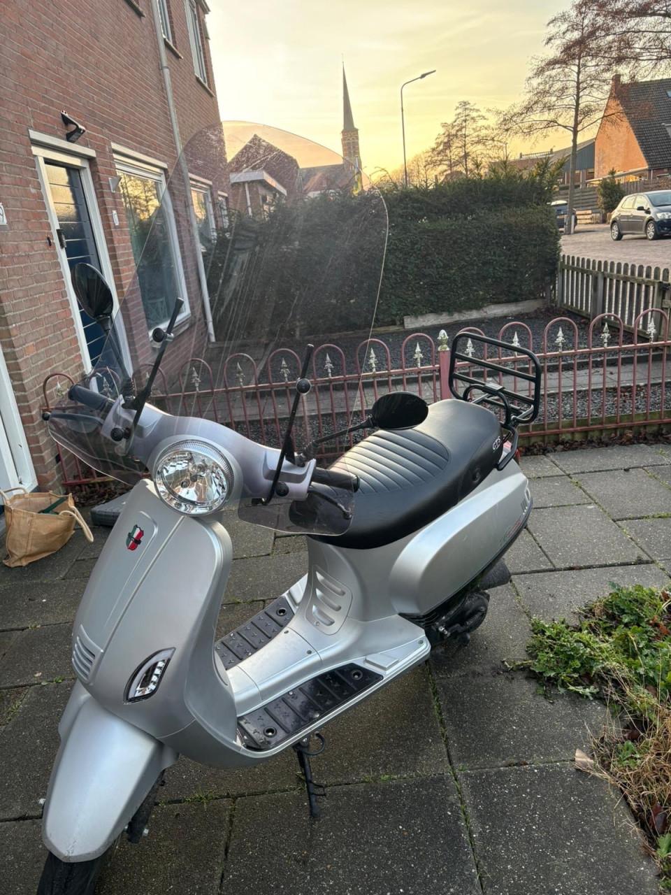 Te koop: Grijze GTS Toscana scooter – Bouwjaar 2021 – 7.250 km