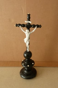 Staand kruisbeeld (crucifix) met corpus van biscuit porselein