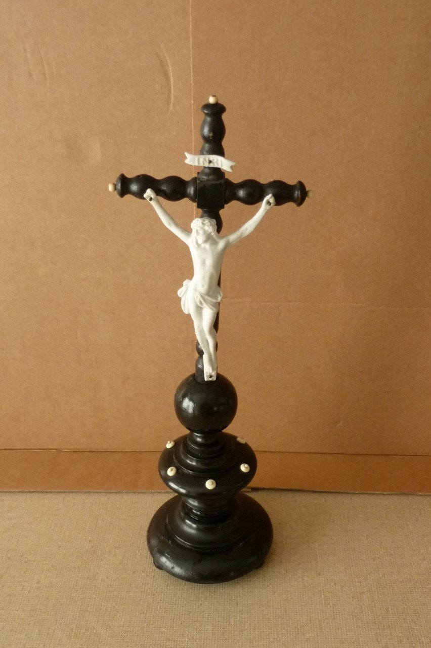 Staand kruisbeeld (crucifix) met corpus van biscuit porselein