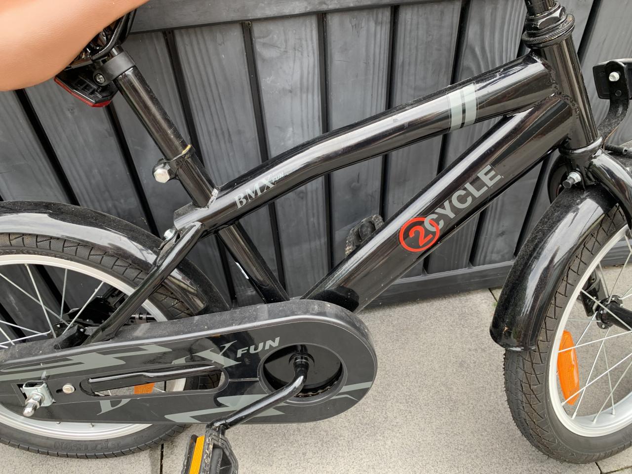 Zwarte stoere 2Cycle BMX Fun kinderfiets van 16 inch