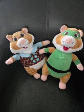 2 Hamster AH 25cm Linkse heeft kleine beschadigingetjes op buik