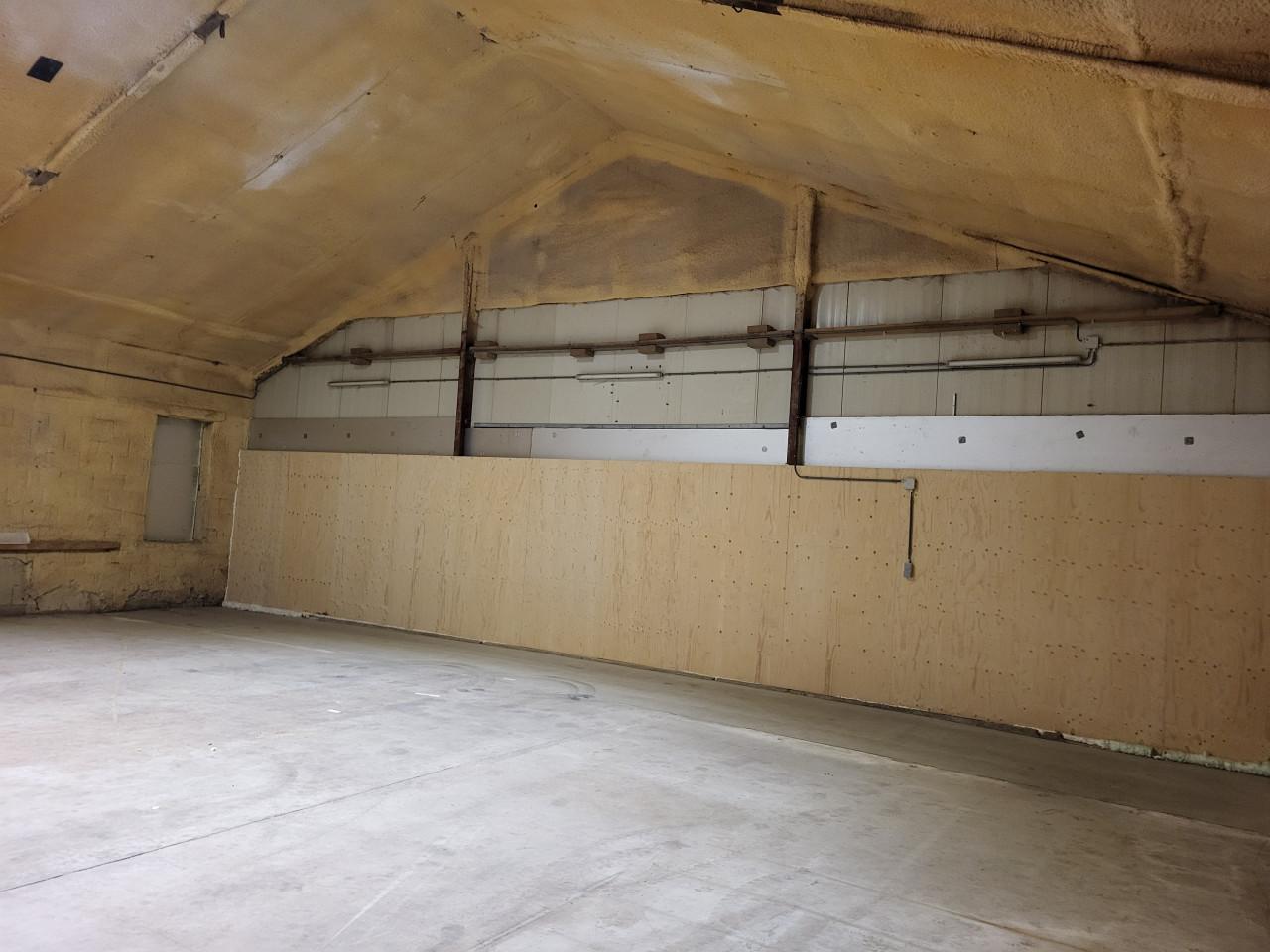 Grote loods te huur.