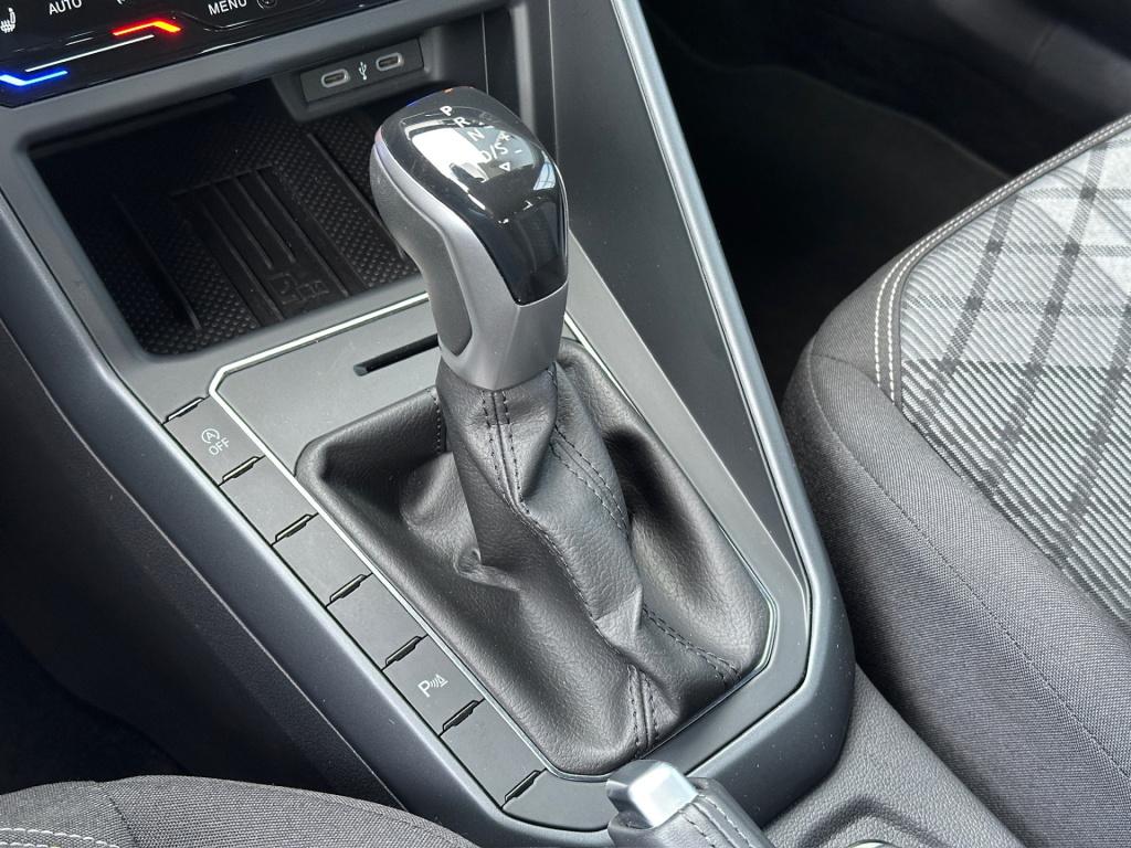 Volkswagen Taigo 1.5 tsi 150pk dsg r-line | trekhaak | iq light | camera | 