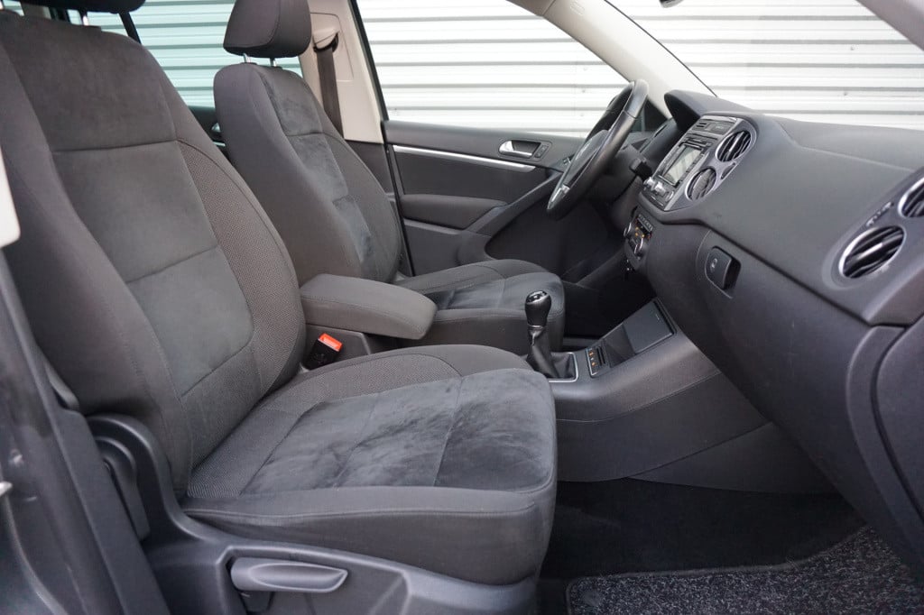 Volkswagen Tiguan 1.4 tsi sport&style airco / navi / cruise / pano / lane a