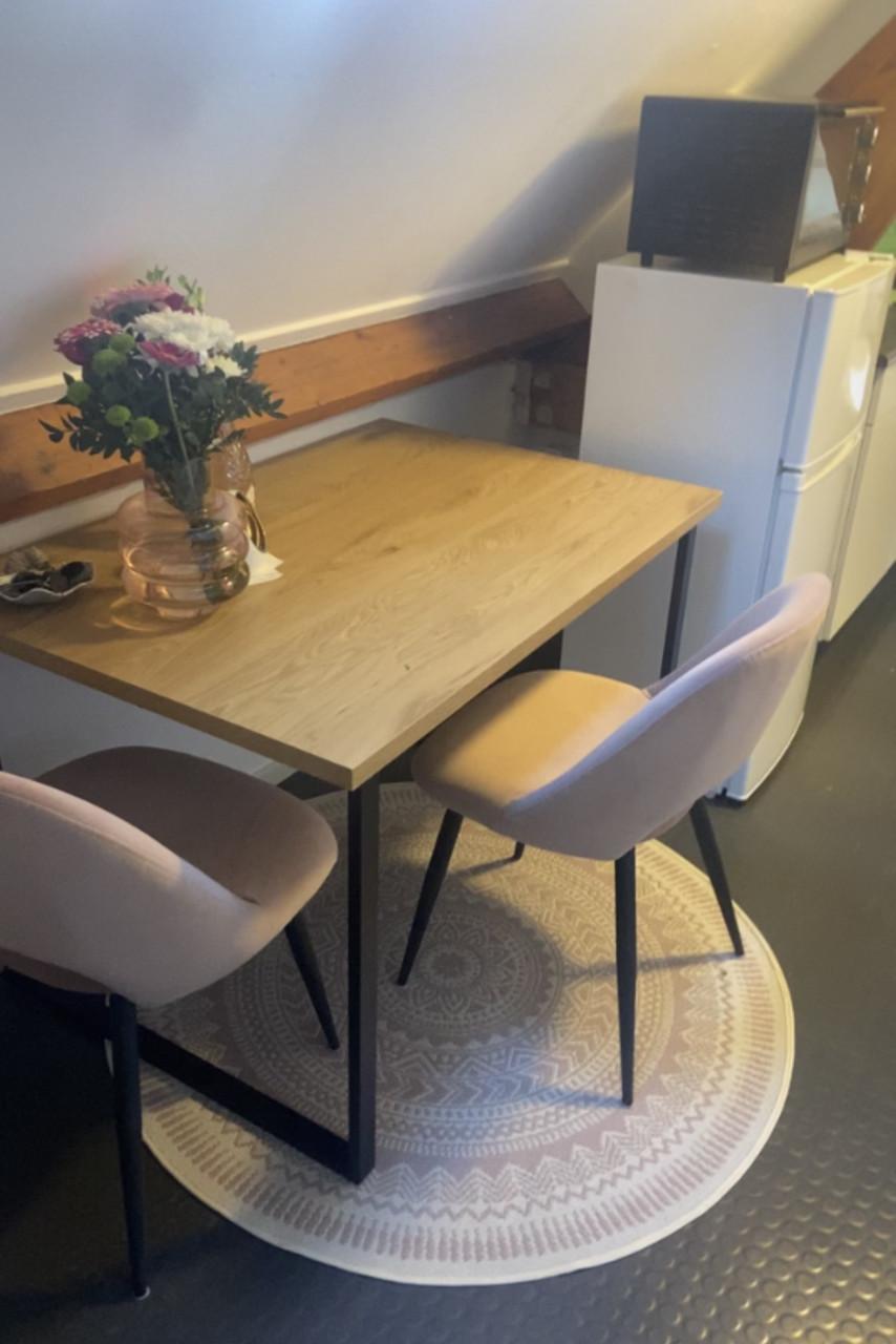 Bruine eettafel met metalen poten