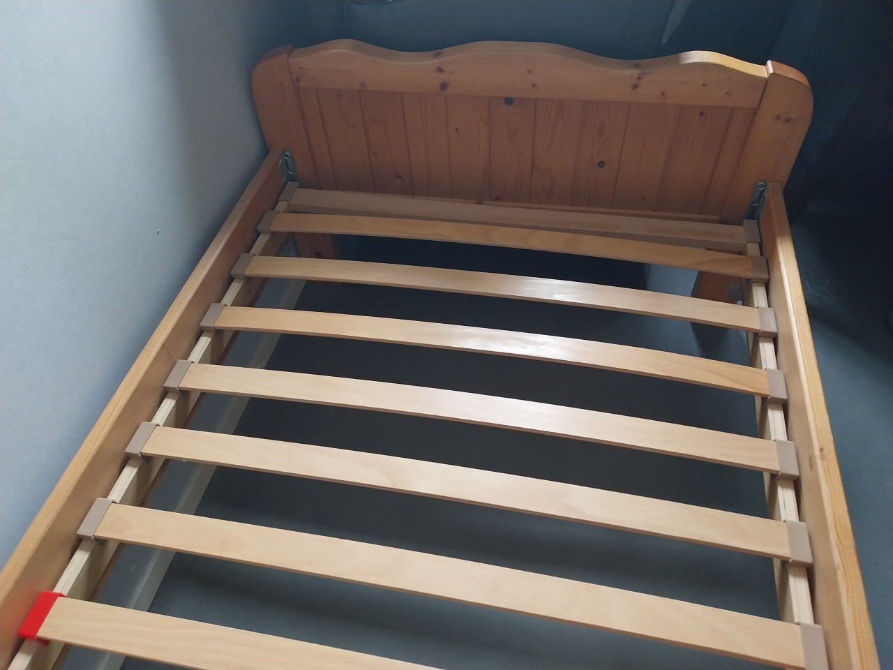 Stevig grenenhouten ledikant bed 90 x 200 cm met losse lattenbodem