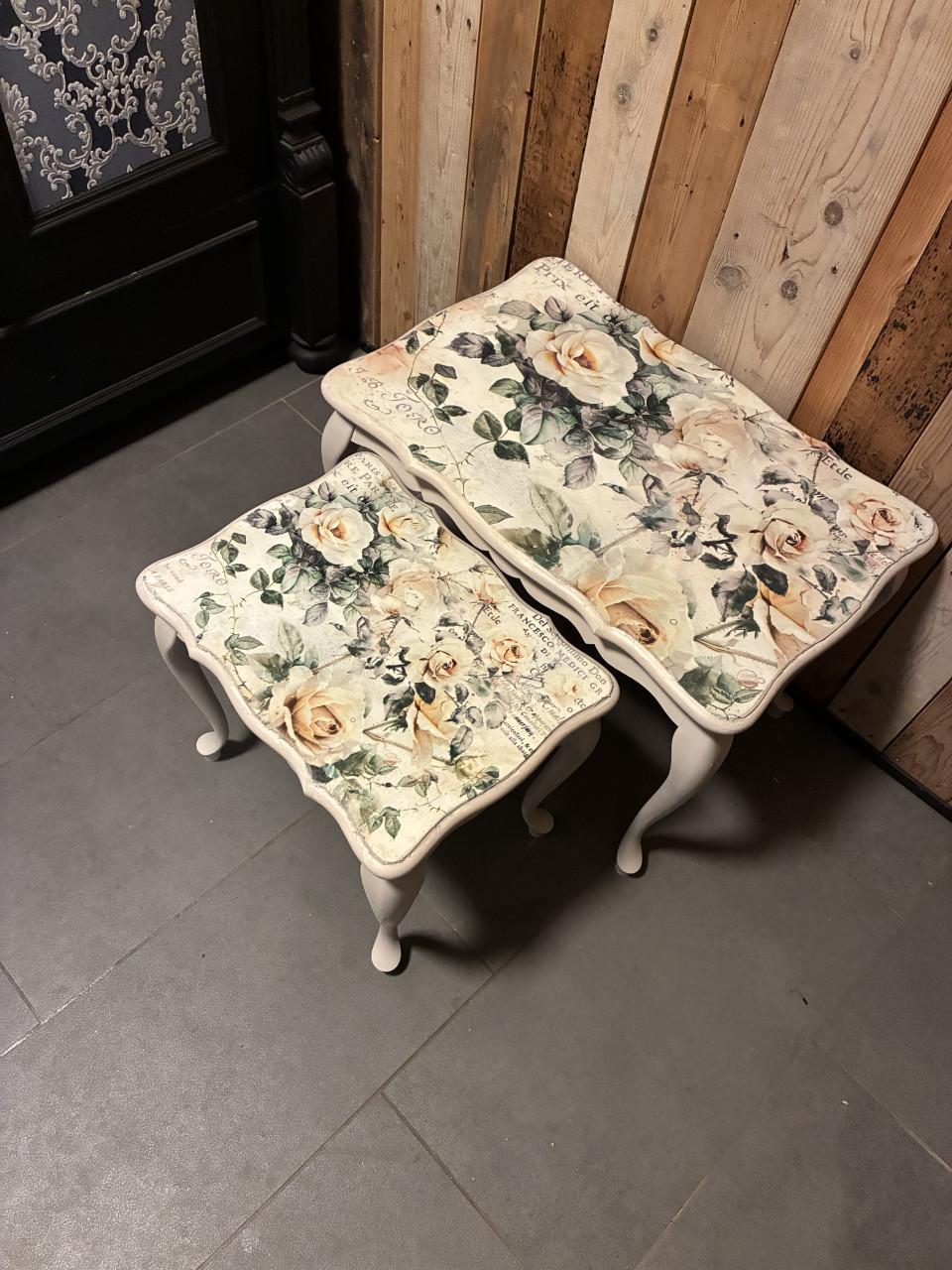 Prachtige set van 2 brocante Bijzettafeltjes