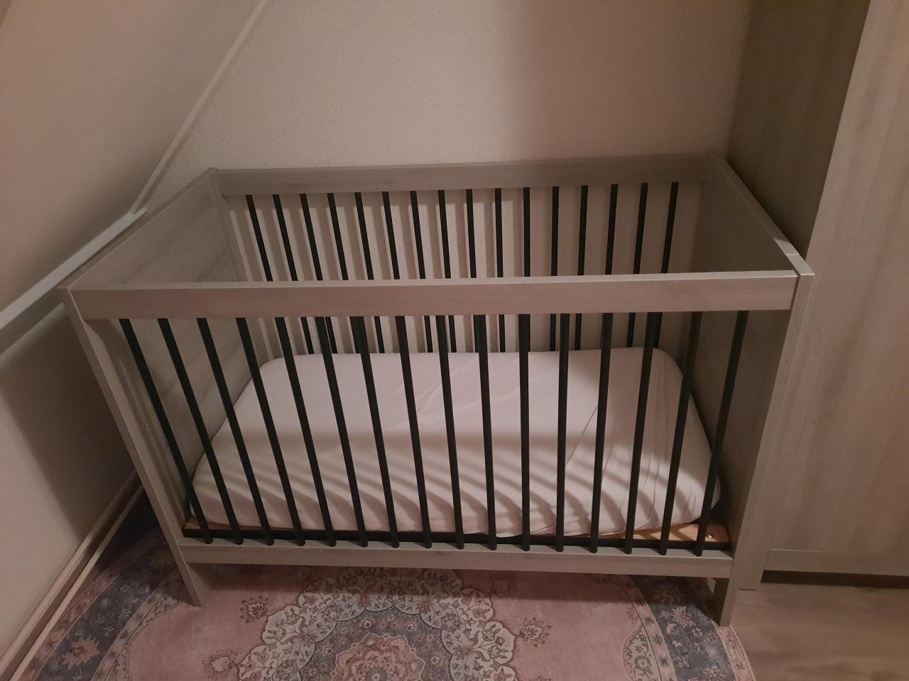 Babybed 60x120 inclusief matras, molton en wandrek