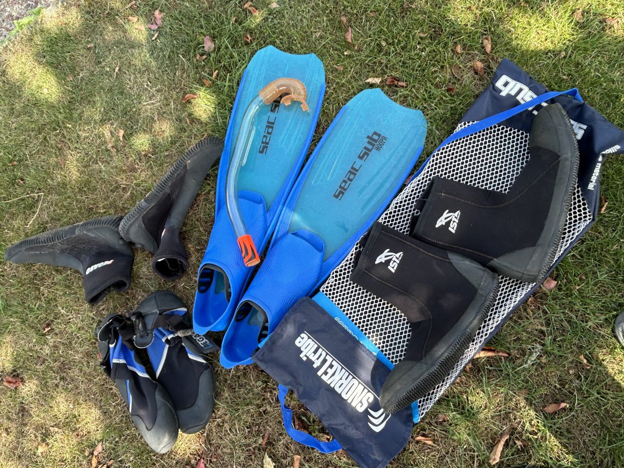 Flippers, snorkel en waterschoenen.
