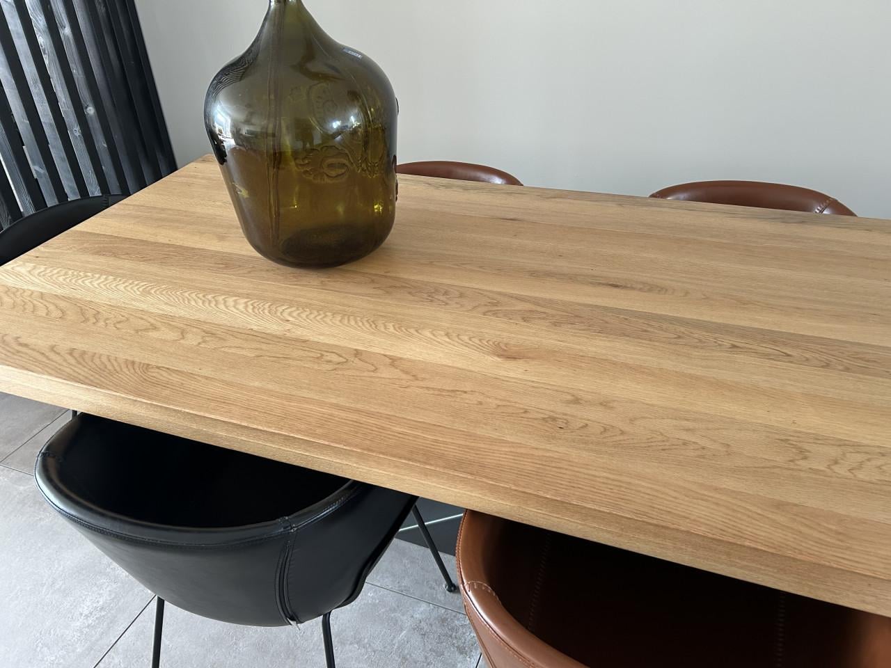 Mooie eetkamertafel en design leren stoelen