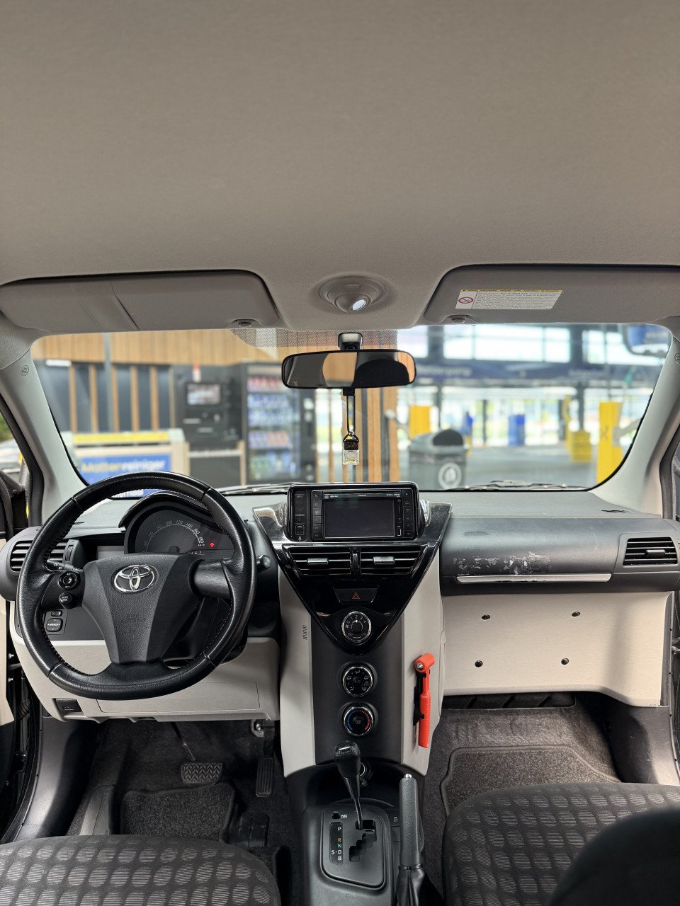 Toyota IQ 1.0 VVTi 2011 Zwart AUTOMAAT / NAVIGATIE