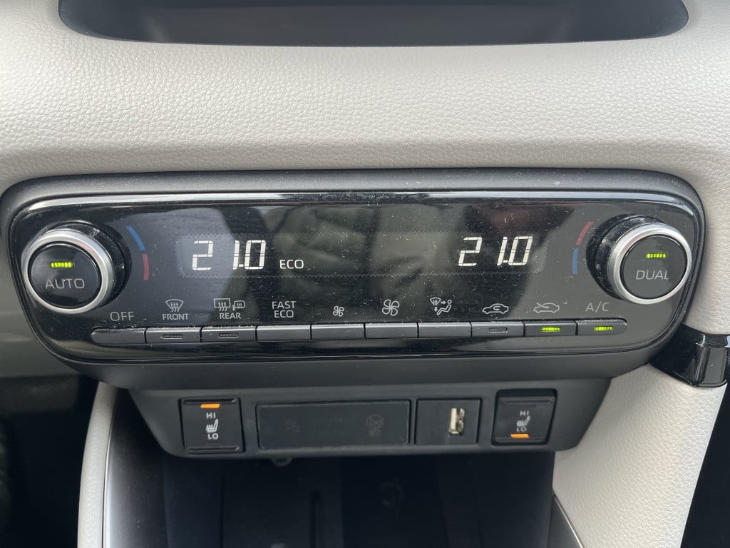 Toyota Yaris | net binnen | 1.5 hybrid executive | leer | head-up display |