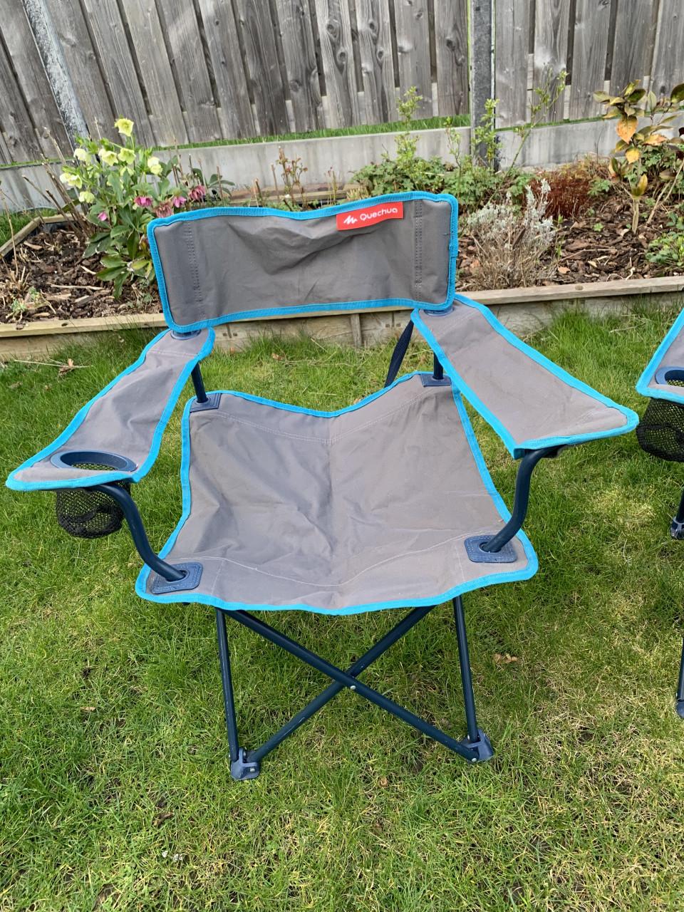 Twee Quechua campingstoelen Met krukje