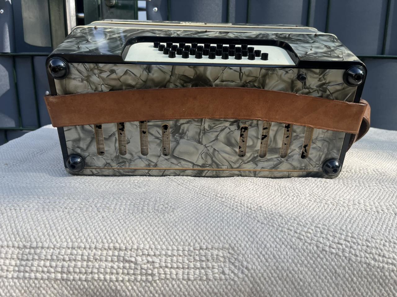 Accordeon Weltmeister VEB Klingenthaler met koffer