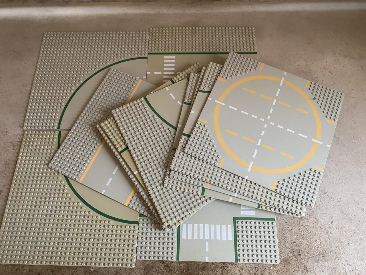 14 lego verkeersplein platen en 2 maanplaten