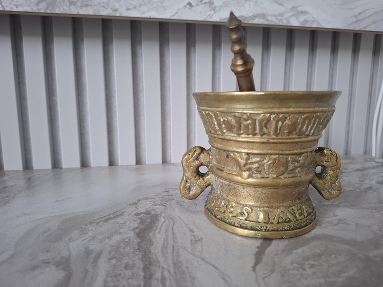 Antieke Bronzen Vijzel met Stamper -bronzen vijzel 1595.