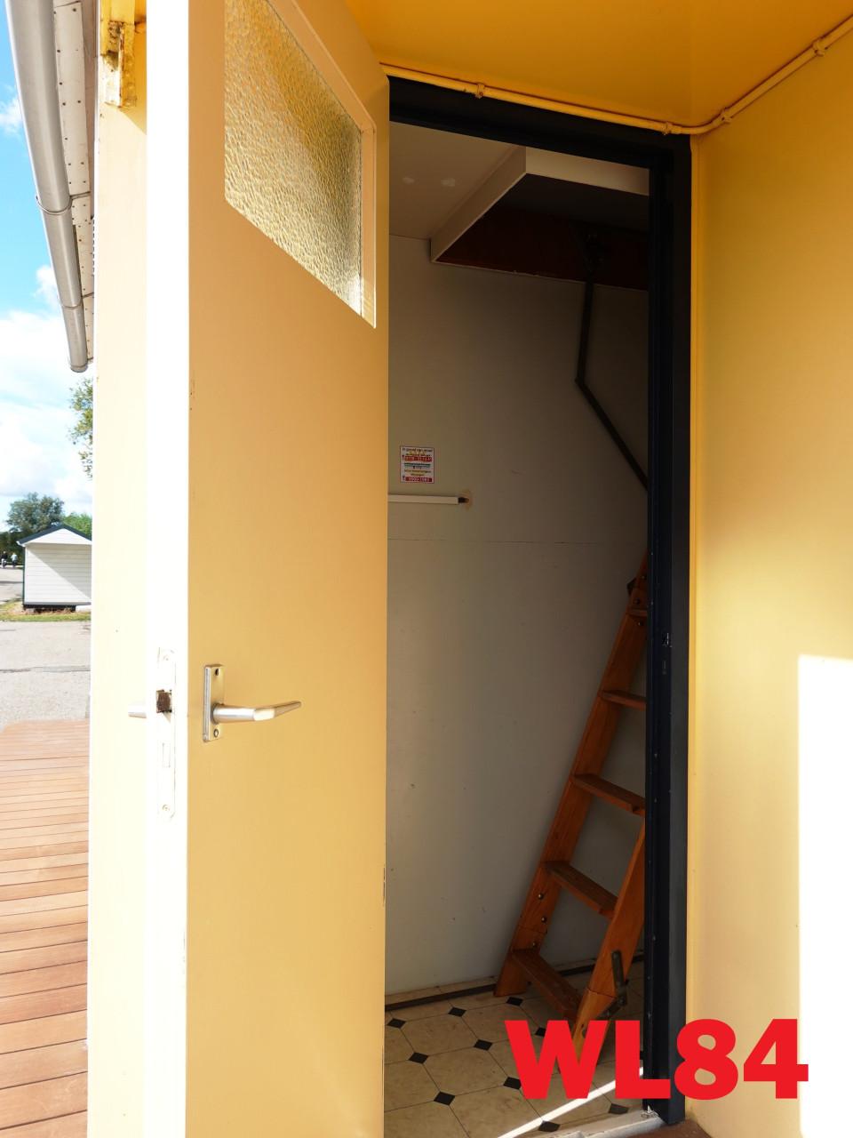 Leuk 4 pers strandhuisje met vlonderterras en dubbel glas te koop