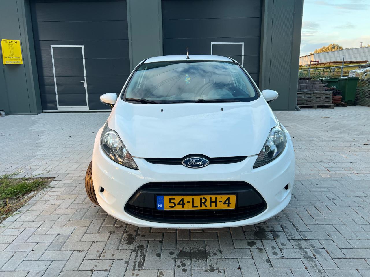 Ford Fiesta 1.4 Trend Black on white Jaar Apk