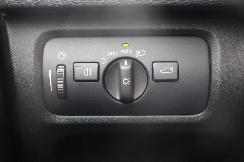 Volvo V40 1.5 t2 r-design automaat - leder/alcantara - led - navi - pdc + c