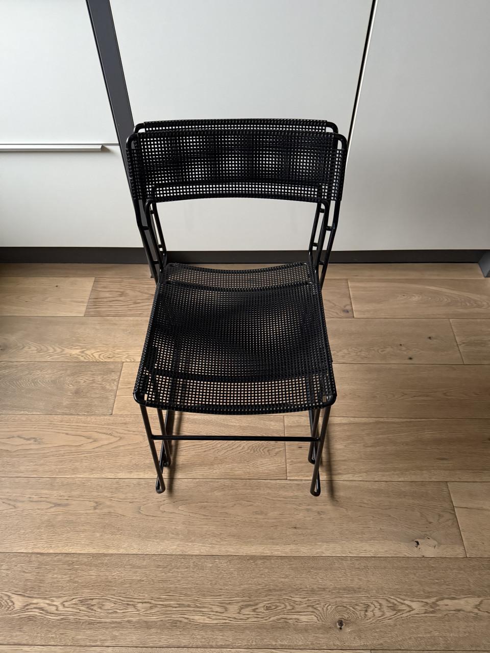 Twee metalen stapelbare design stoelen