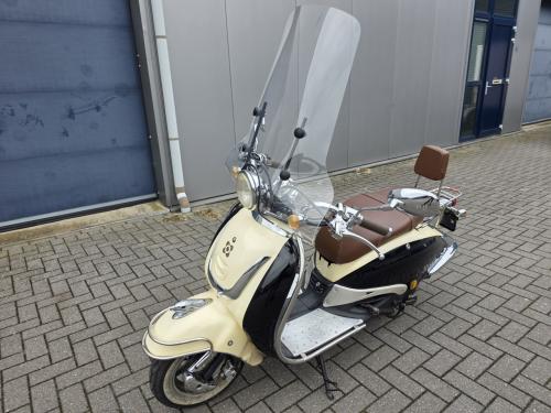 MC Meerman  Classics bied aan zeer mooie AGM Grande retro scooter