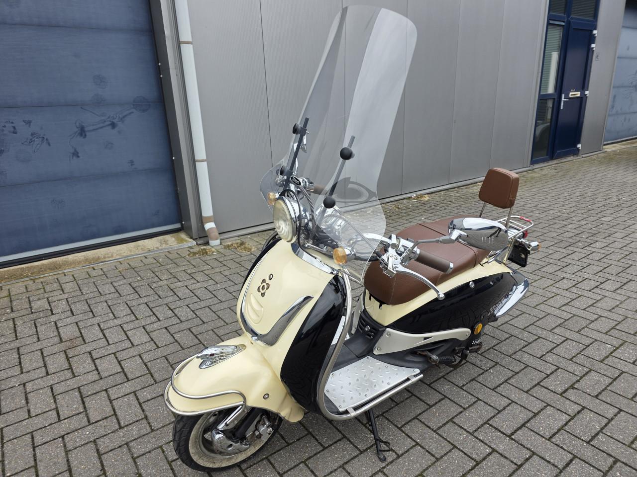 MC Meerman  Classics bied aan zeer mooie AGM Grande retro scooter