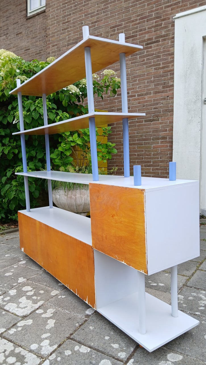 Kastje met schappen en deurtjes