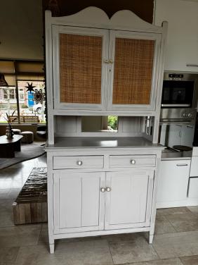 Leuk kastje met rieten deurtjes