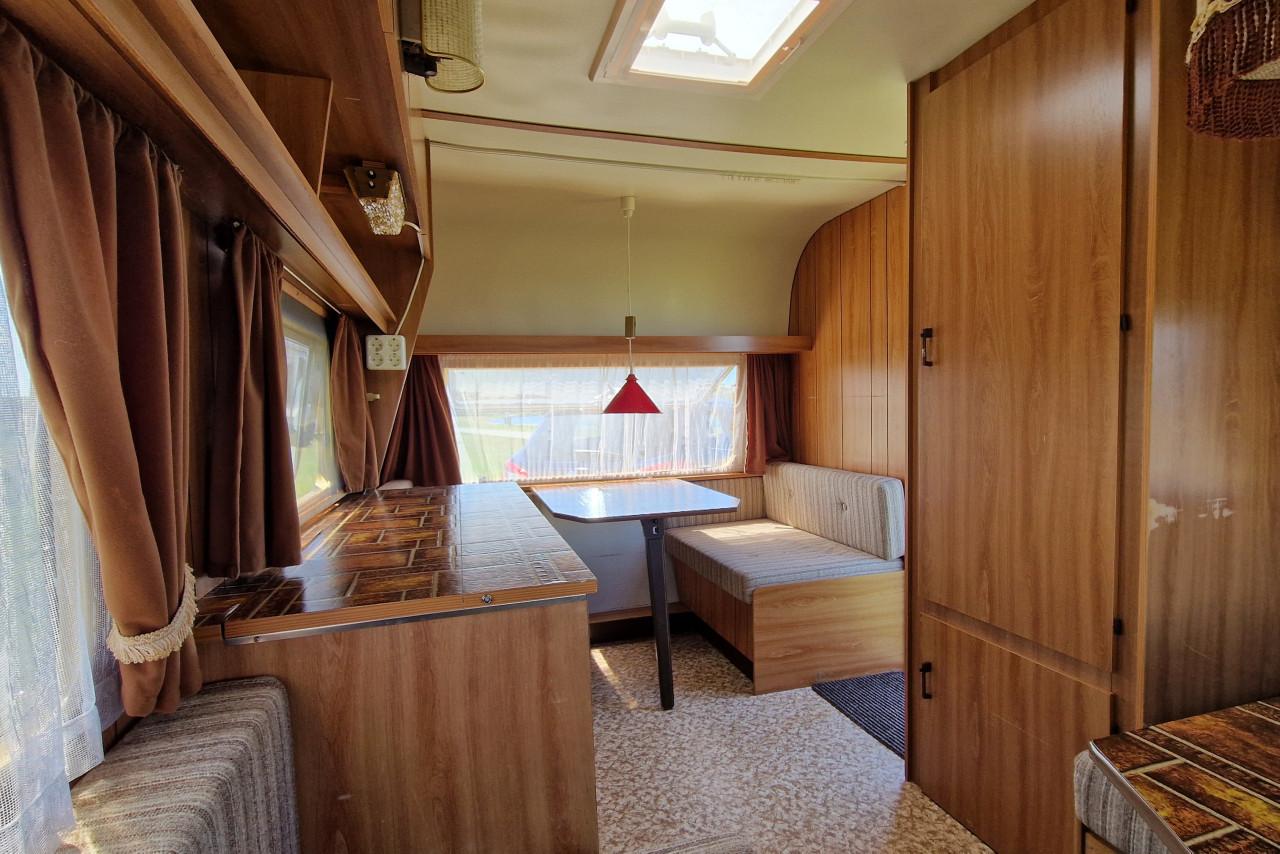 Caravan (met voortent en 2 luifels)