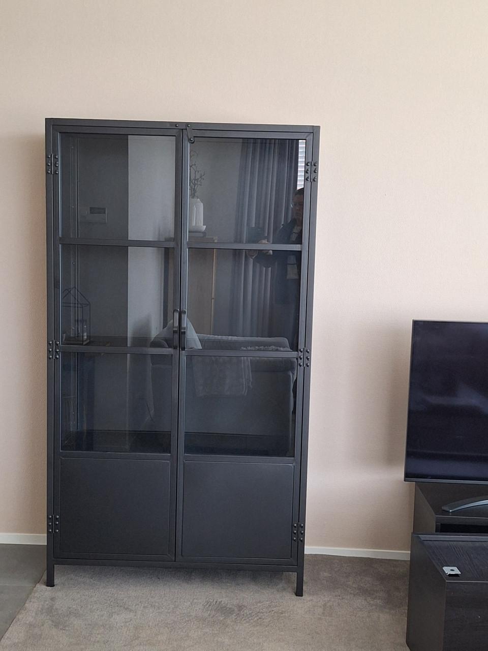 Metalen vitrinekast zwart