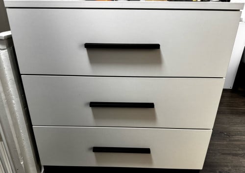 Comode, wit met zwarte grepen en onderstel