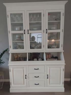 Buffetkast in witte krijtverf