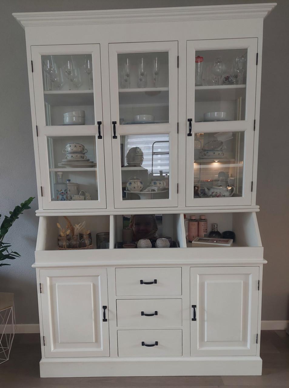 Buffetkast in witte krijtverf