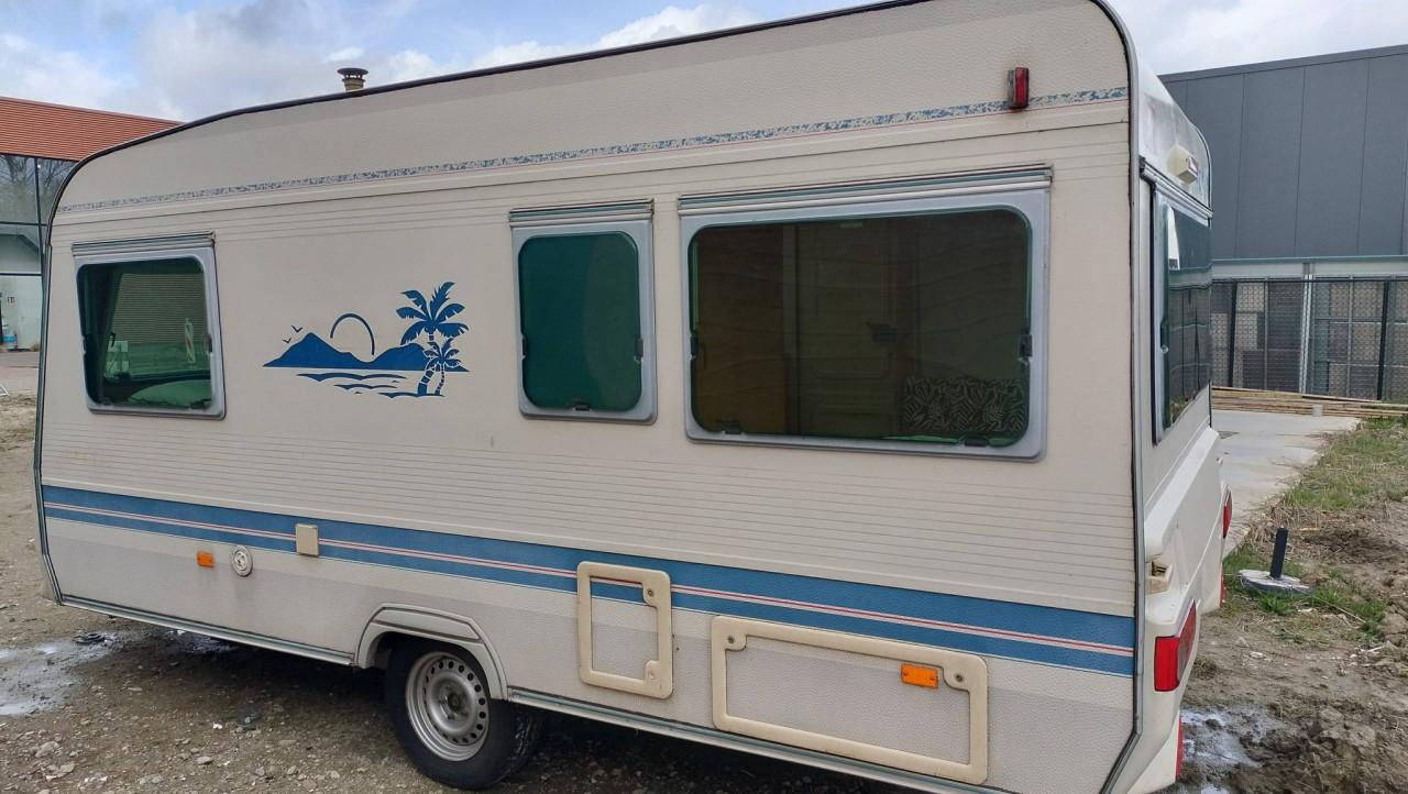 Adria 431 DD (2002) met voortent