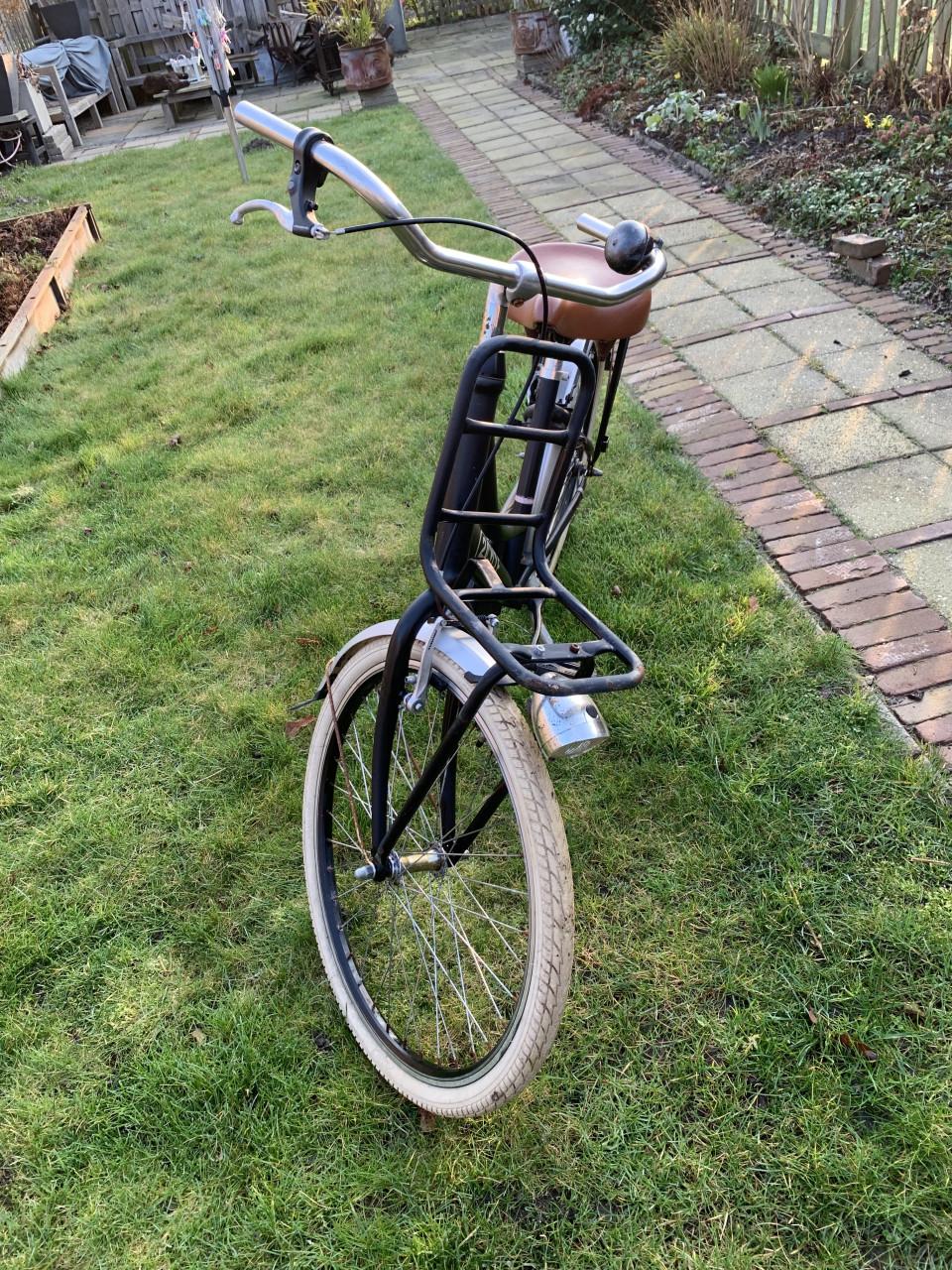 Zwarte Omafiets van het Merk 2 Cycle met Krathouder 24inch