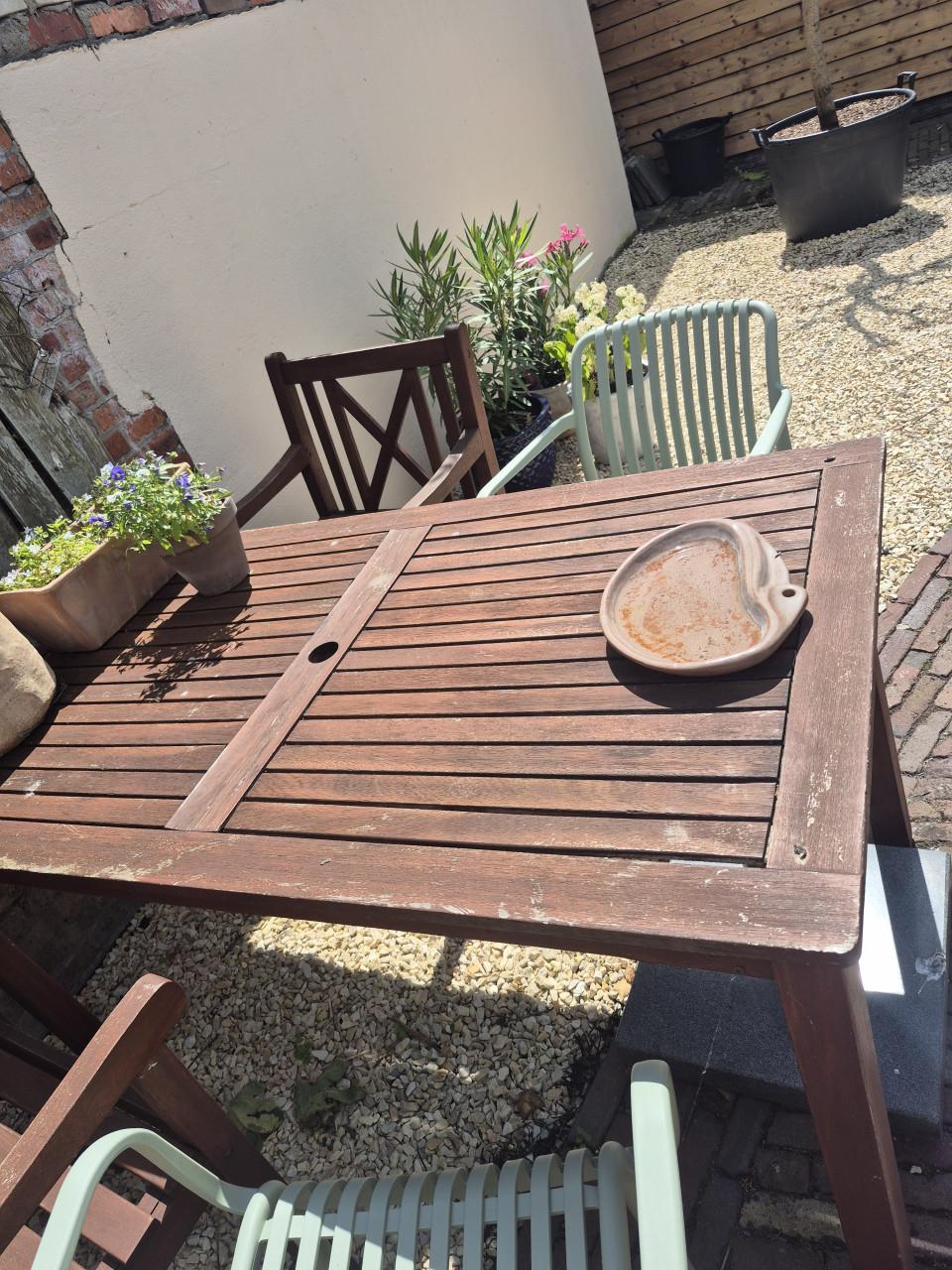 Tuintafel en stoelen