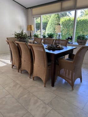 Eettafel en stoelen