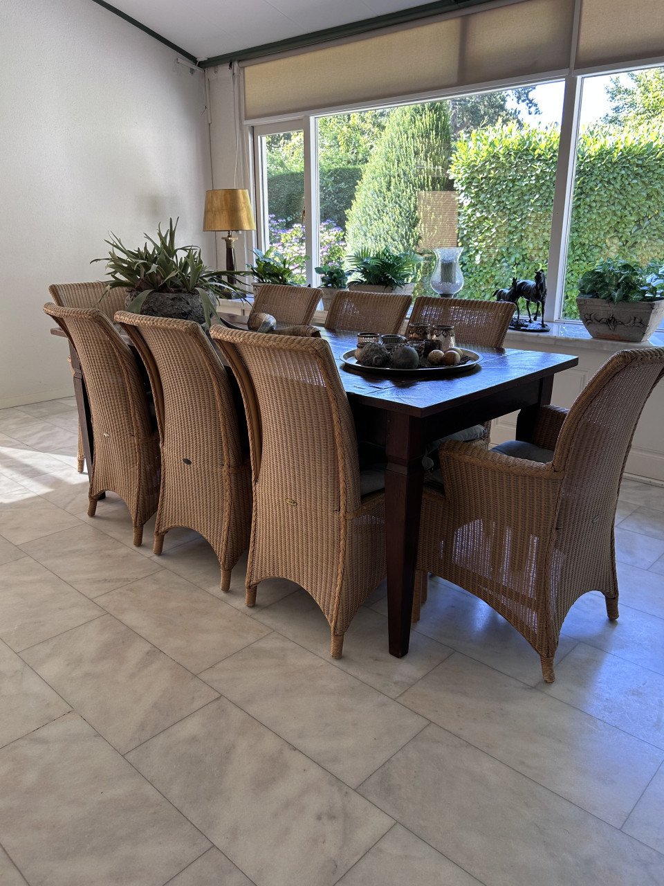 Eettafel en stoelen