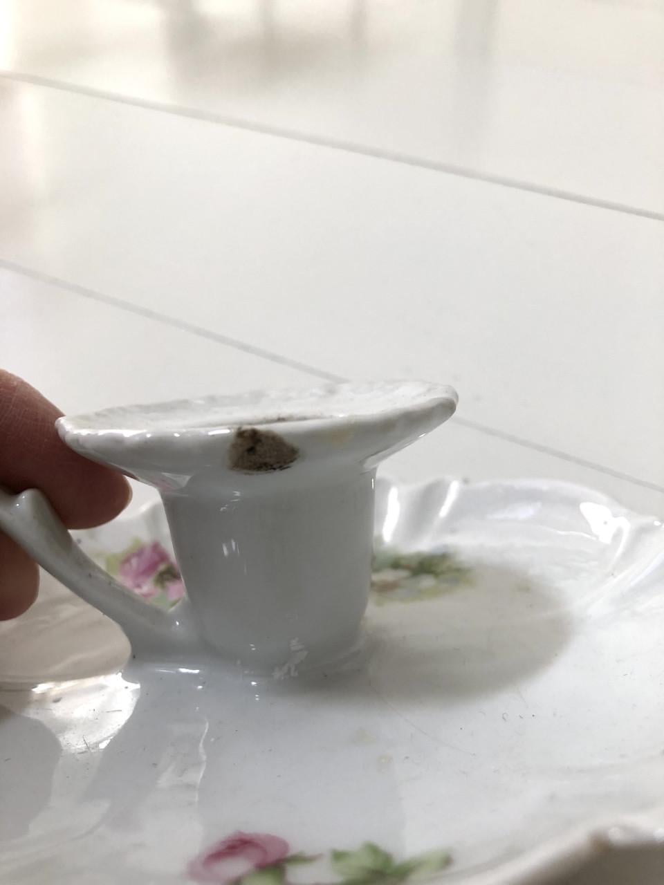 Lief brocante wit porseleinen blakertje met roosjes motief