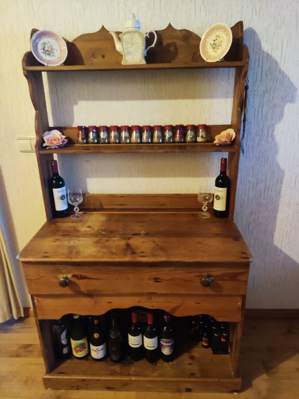Oud-Hollandse grenen bordenkast, of bureau / buro, bestaande uit 2 delen