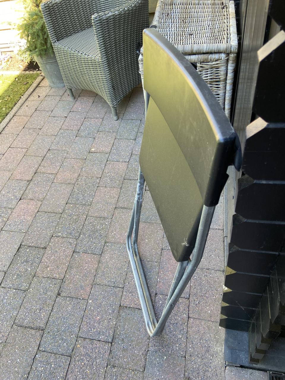 Gratis 4 st zwarte klapstoeltjes.