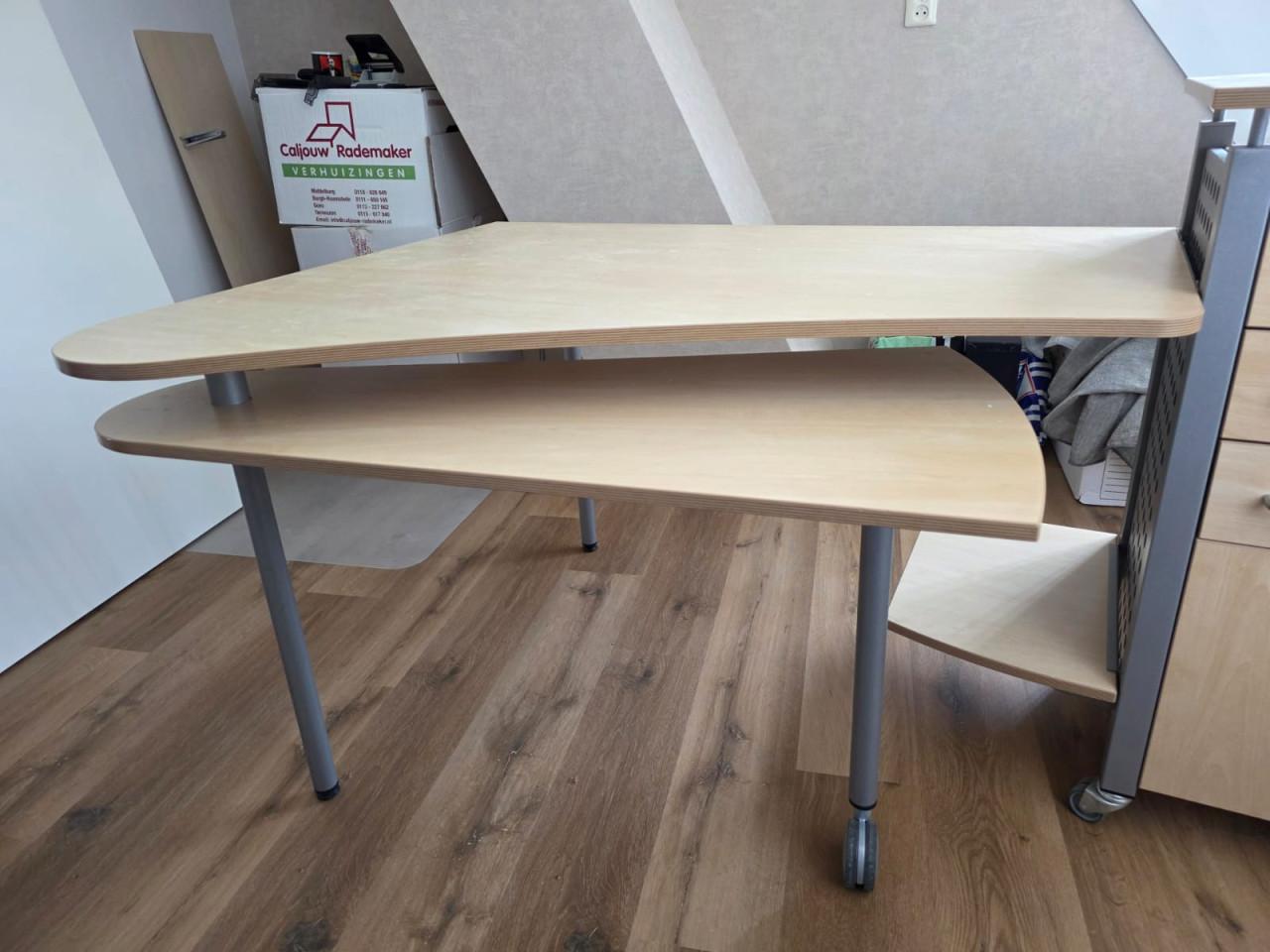 Hoekbureau met 1 draaibaar blad en ladekast.