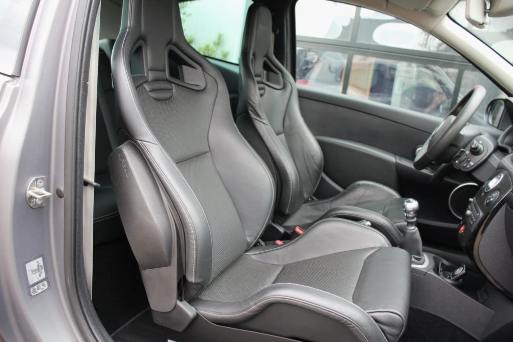 Renault Clio 2.0 rs - ange et demon 99/99 - akrapovic - recaro - shortshift