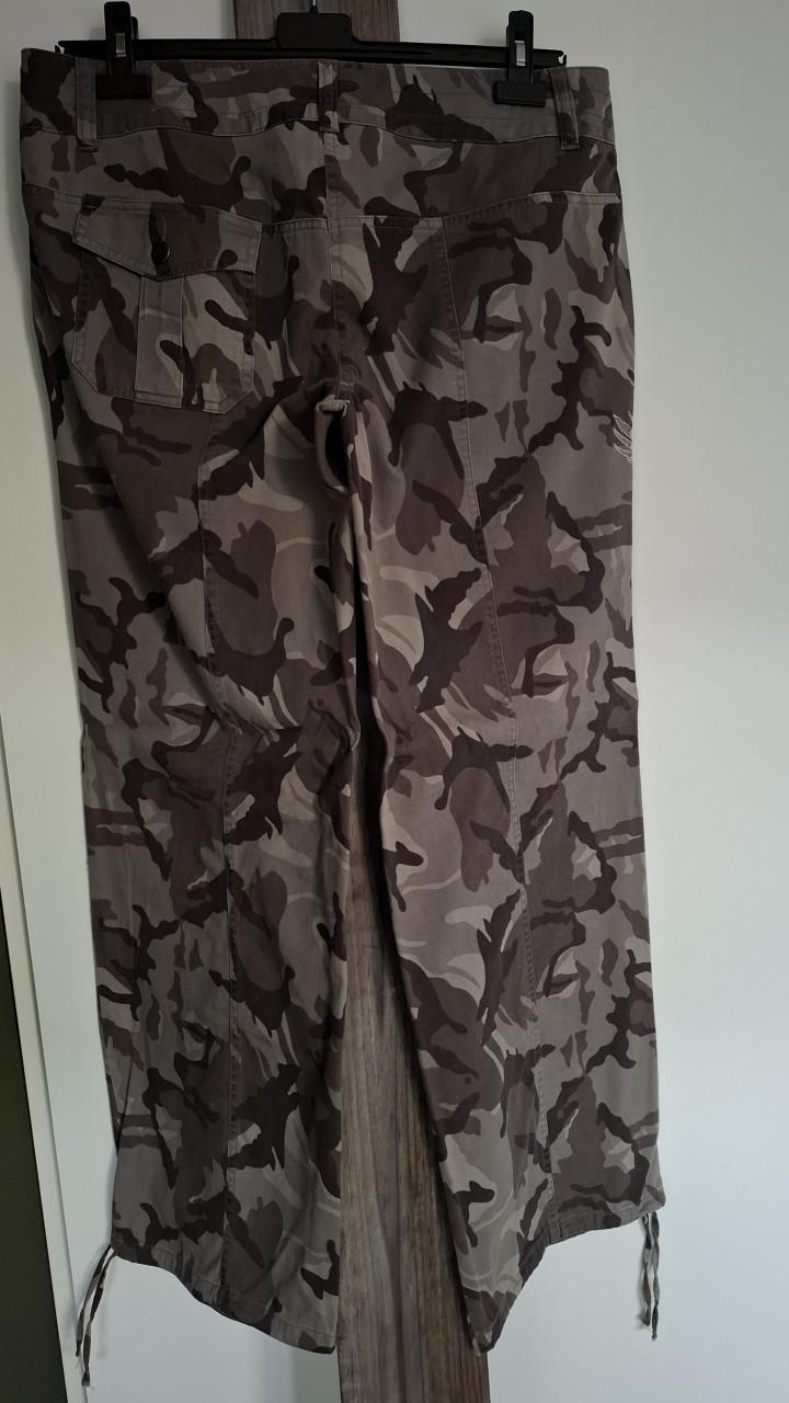Camouflagebroek met borduursel. Maat 44. Nieuw