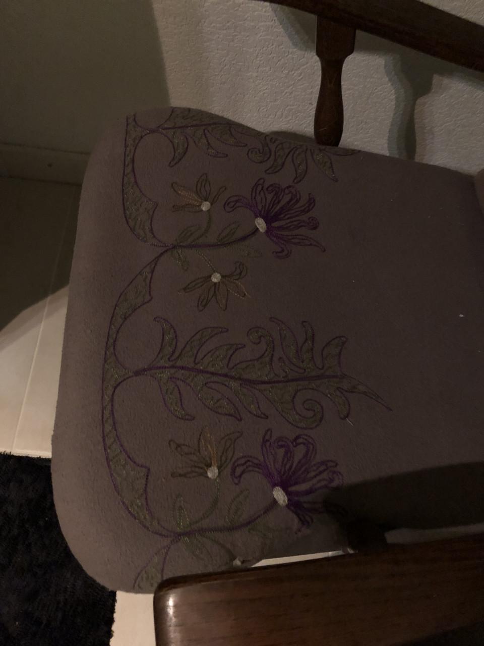 Oma fauteuil in klederdrachtstof