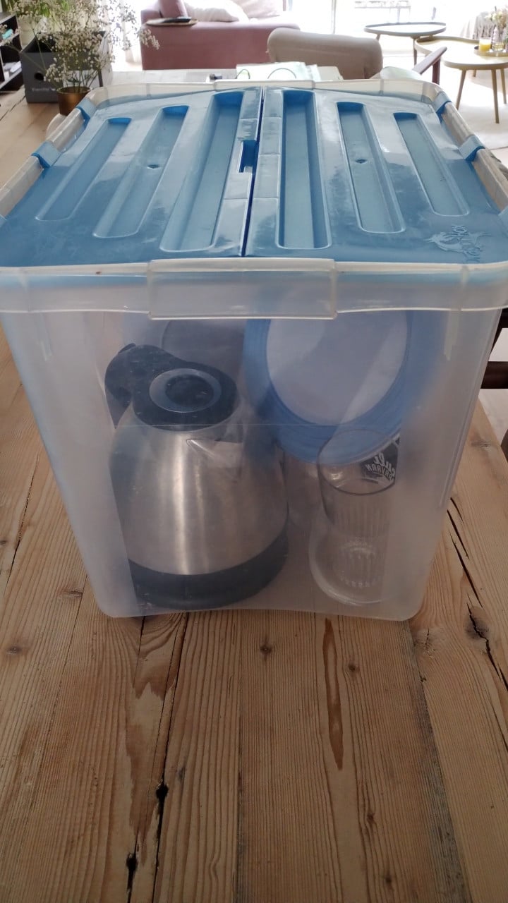Kampeer accessoires. Borden, waterkoker, glazen, etc (studentenkamer),