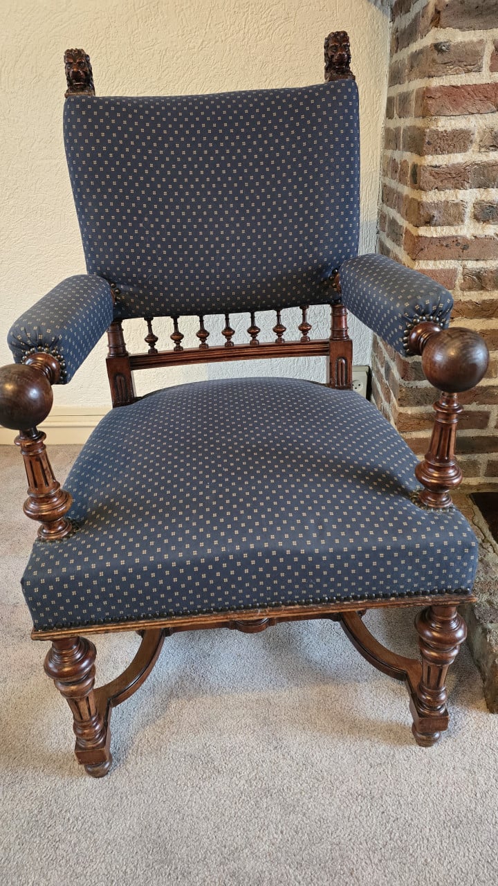 🤎 Schattig vinted fauteuiltje met fraai houtsnijwerk🤎