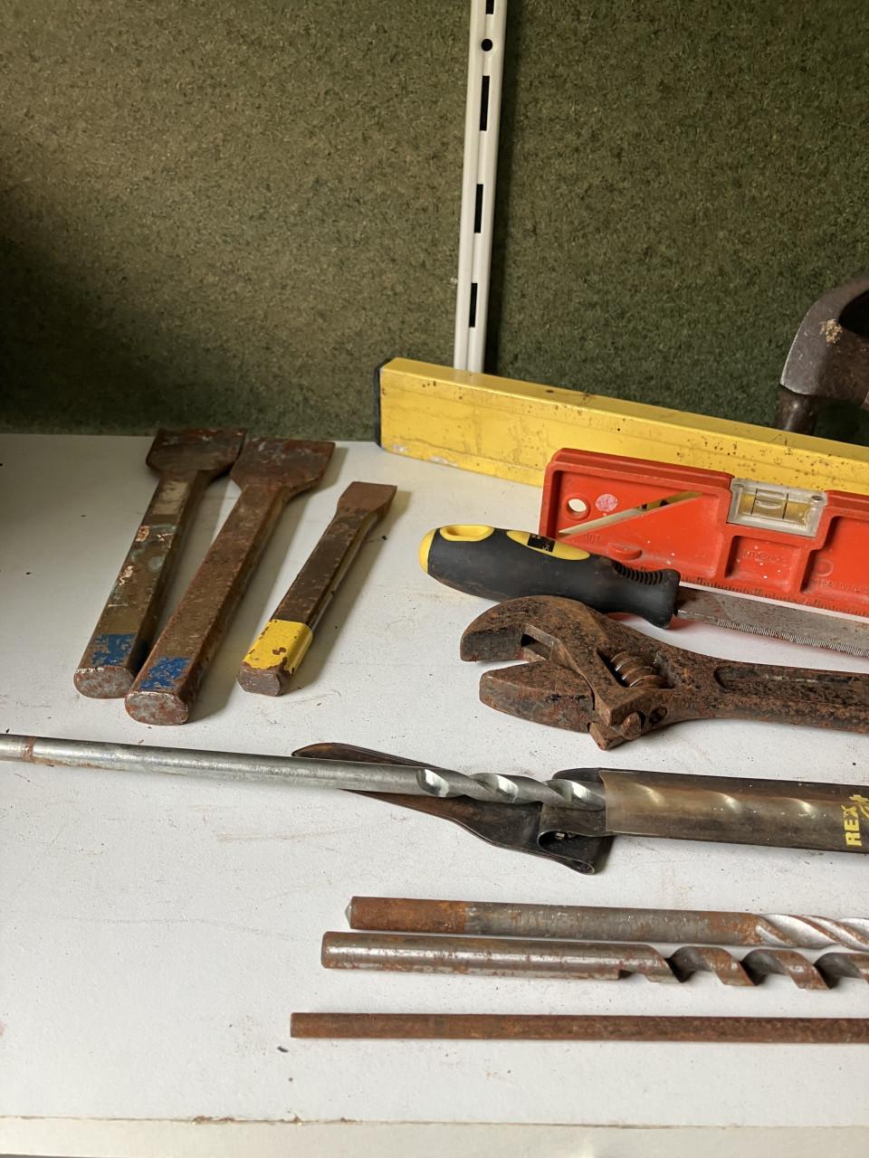 Te koop diverse handgereedschappen liefst in een koop